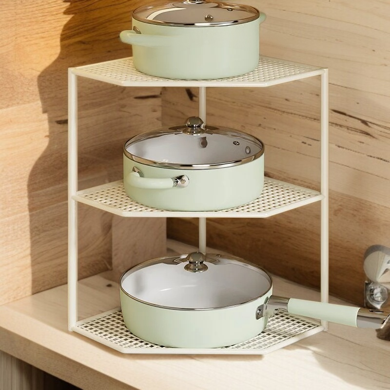 냄비와 프라이팬을 정리한 다층 선반