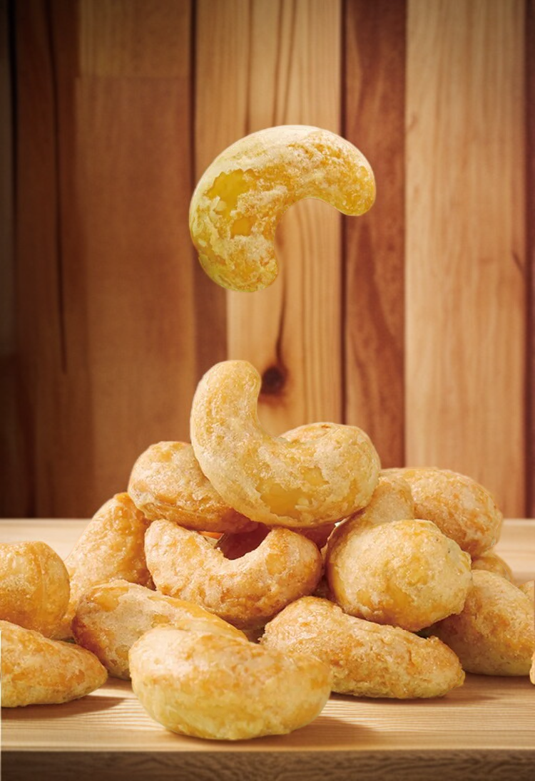 皿に盛られたカシューナッツのカリカリ炭焼き