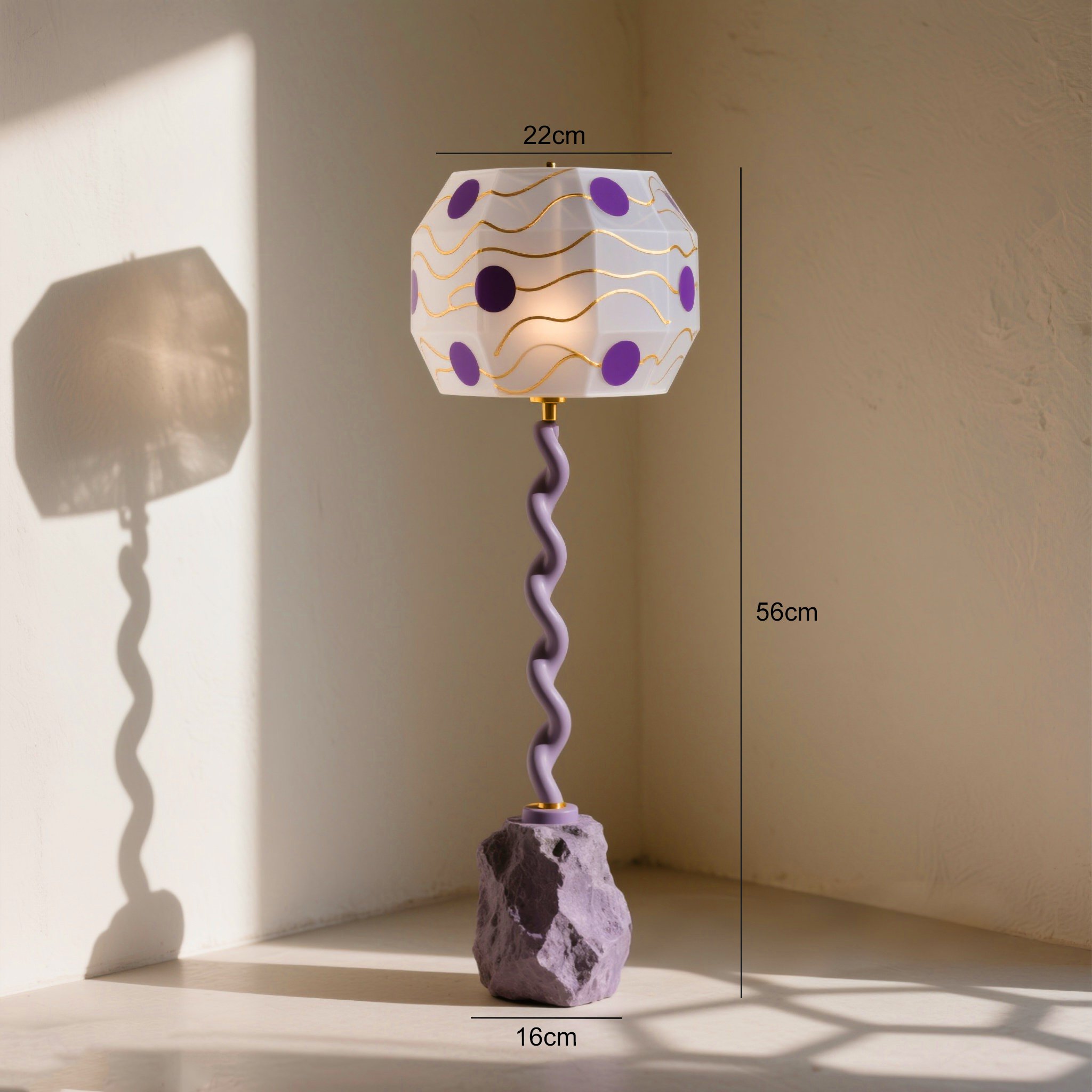 温かみのある光を放つフロアランプ点灯時