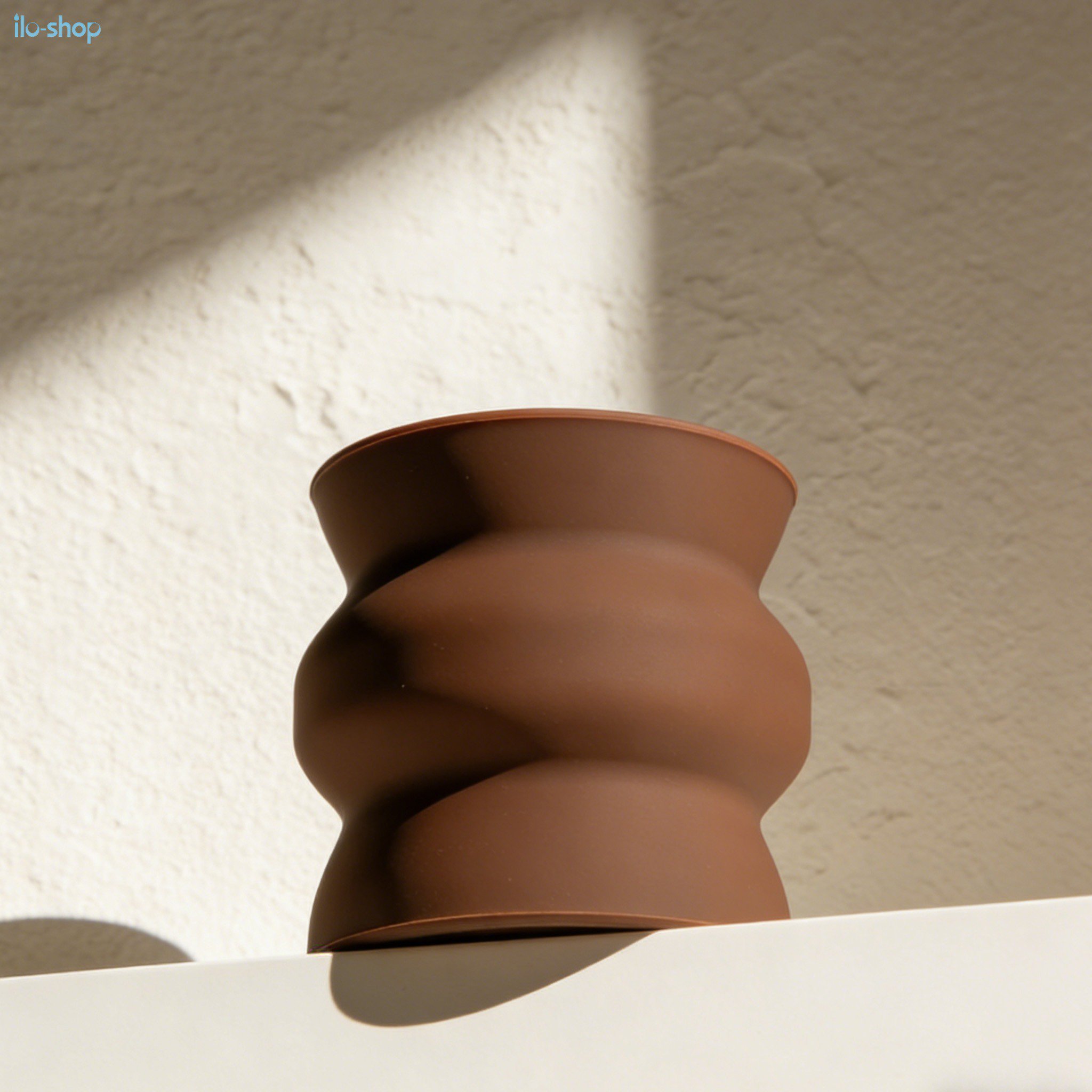 실리콘 컵으로 커피를 따르는 모습