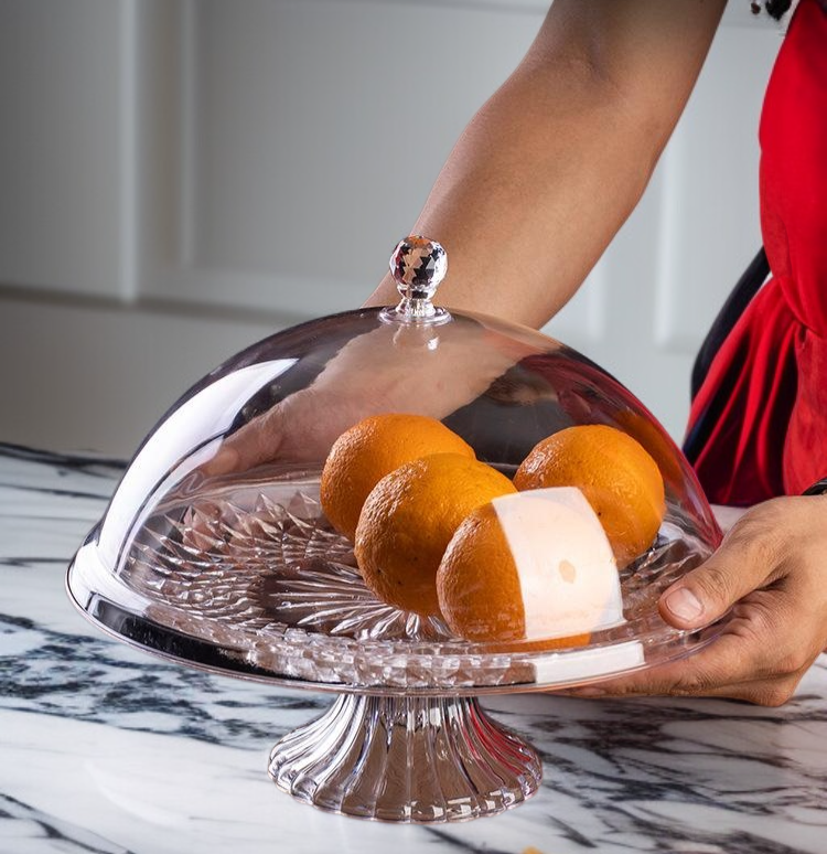 디저트와 과일을 담은 뚜껑 있는 원형 쟁반