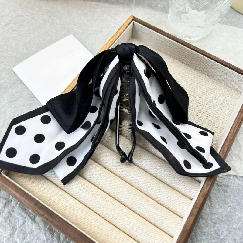 水玉模様のリボンヘアクリップ