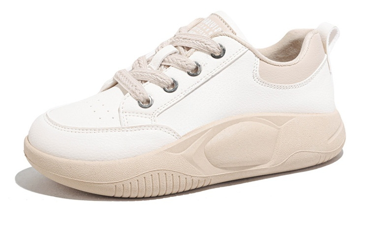 トレンド感ある厚底スニーカーの素材拡大