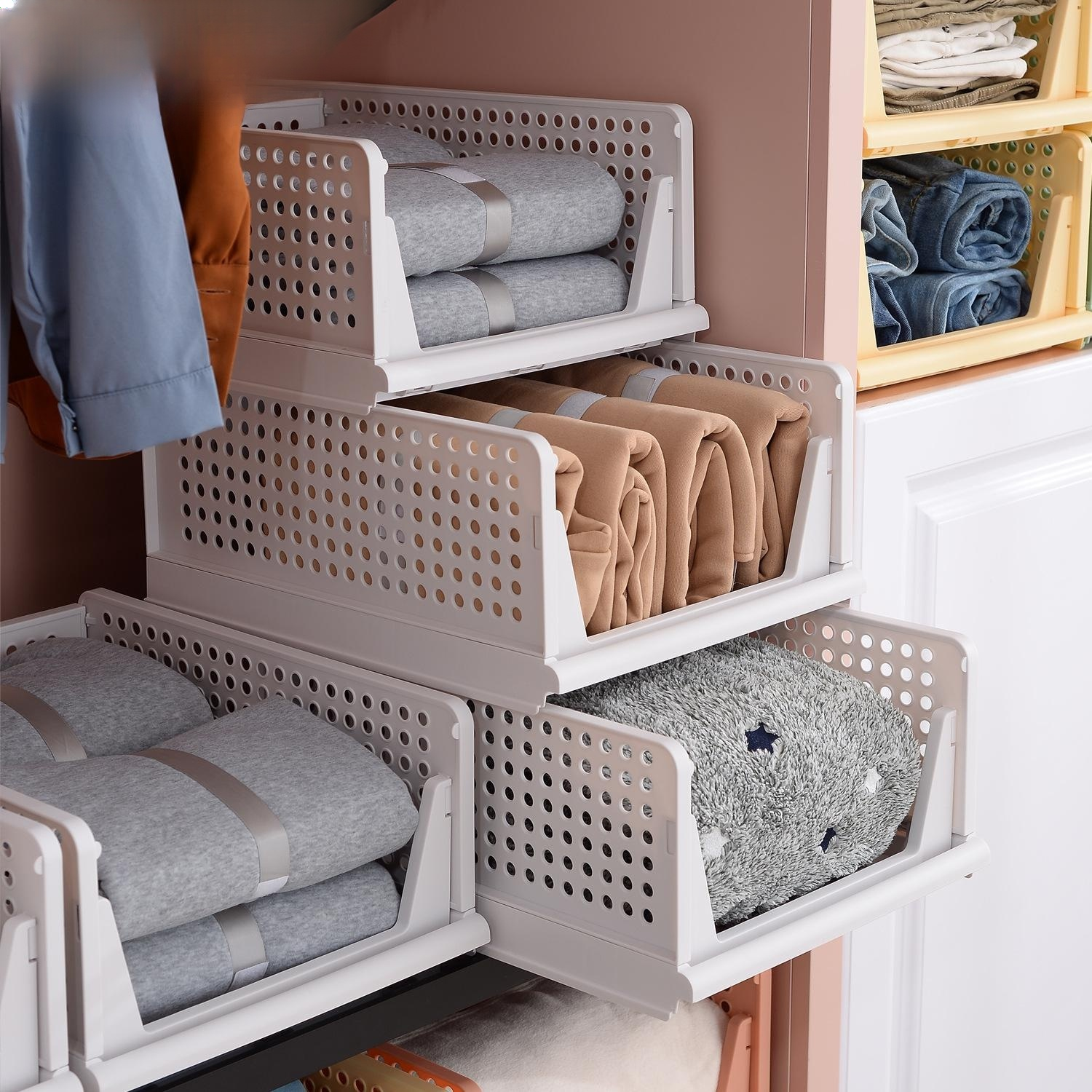 Caja de plástico para guardar ropa