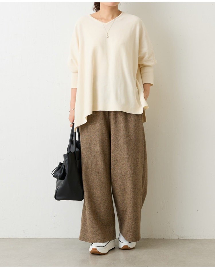 カジュアルファッションに合う八分丈ワイドパンツ