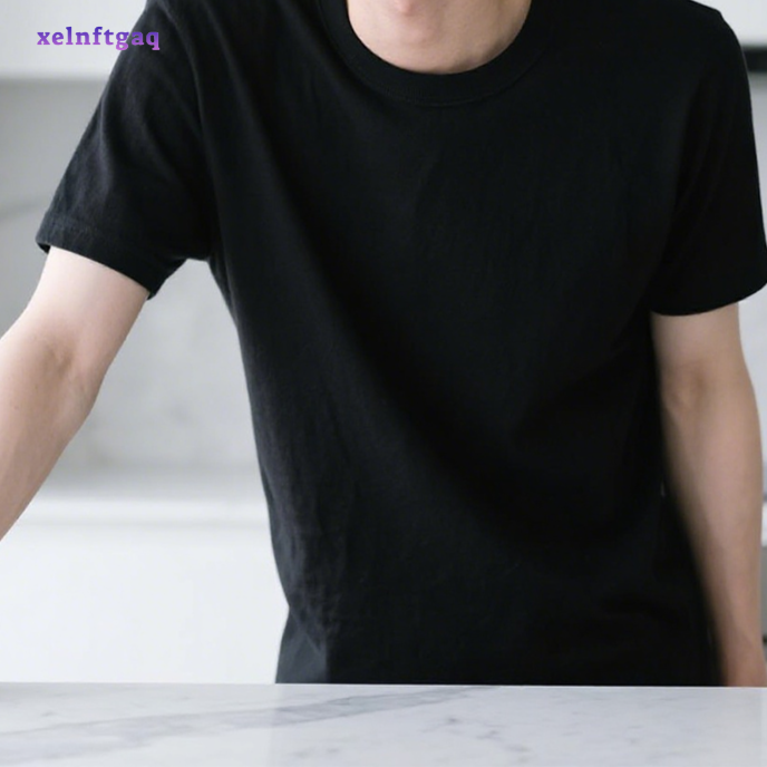 無地肩掛けの半袖Tシャツです