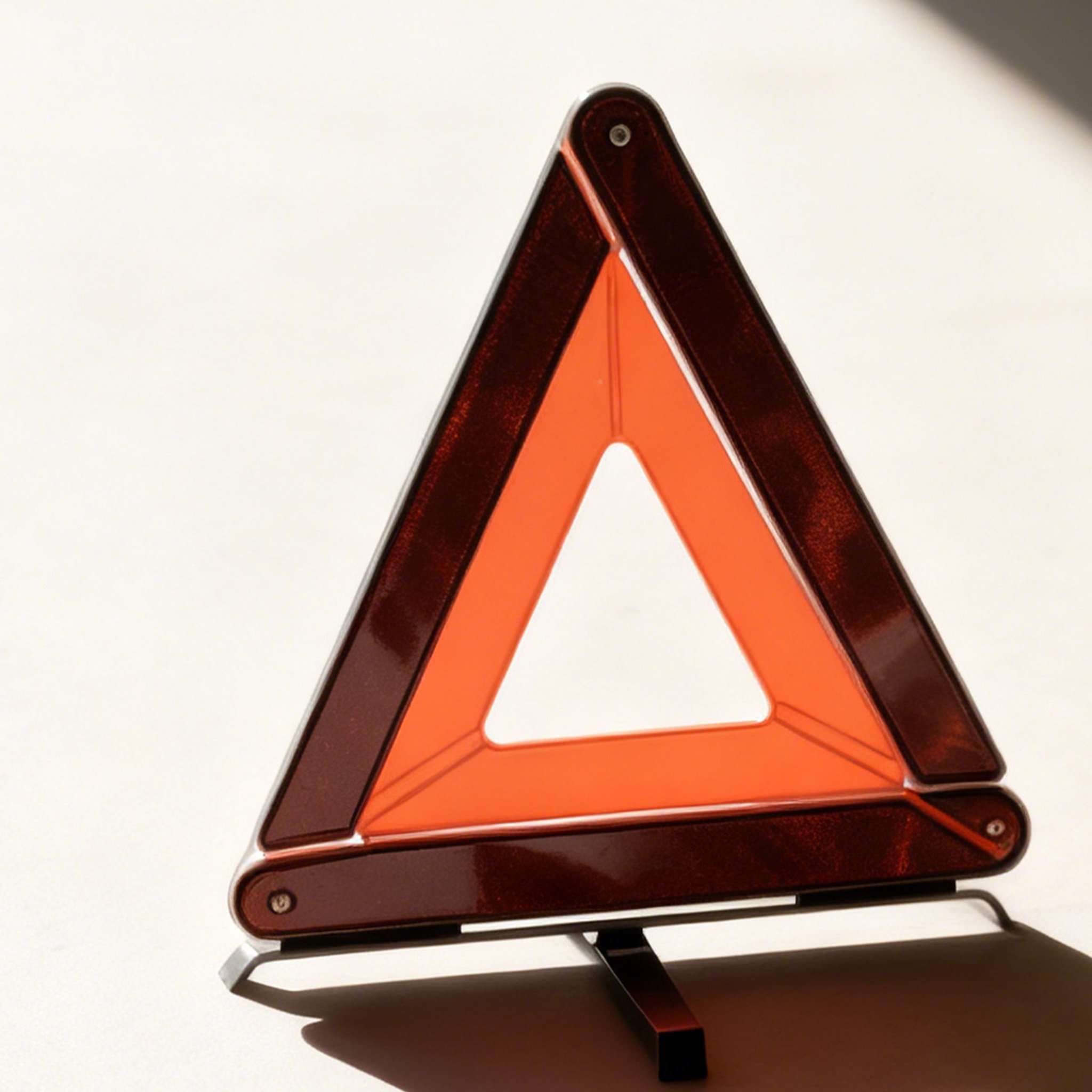 高反射素材の三角表示板を車の後方に設置した様子