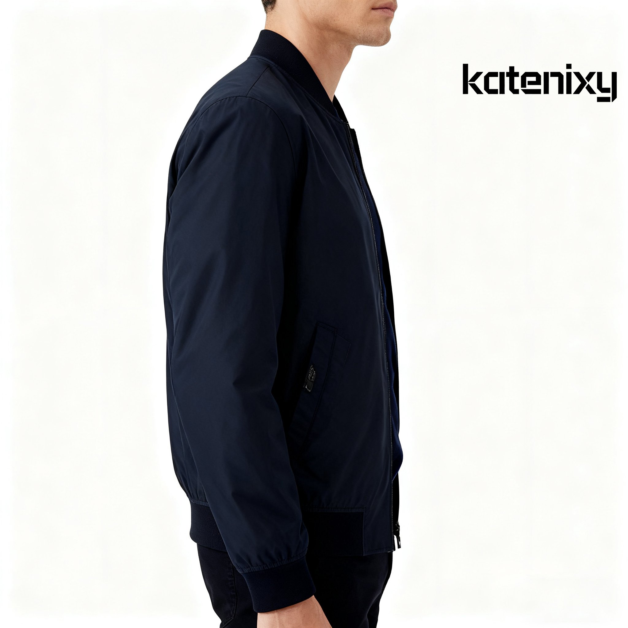 모델이 착용한 진한 파란색 재킷 스타일