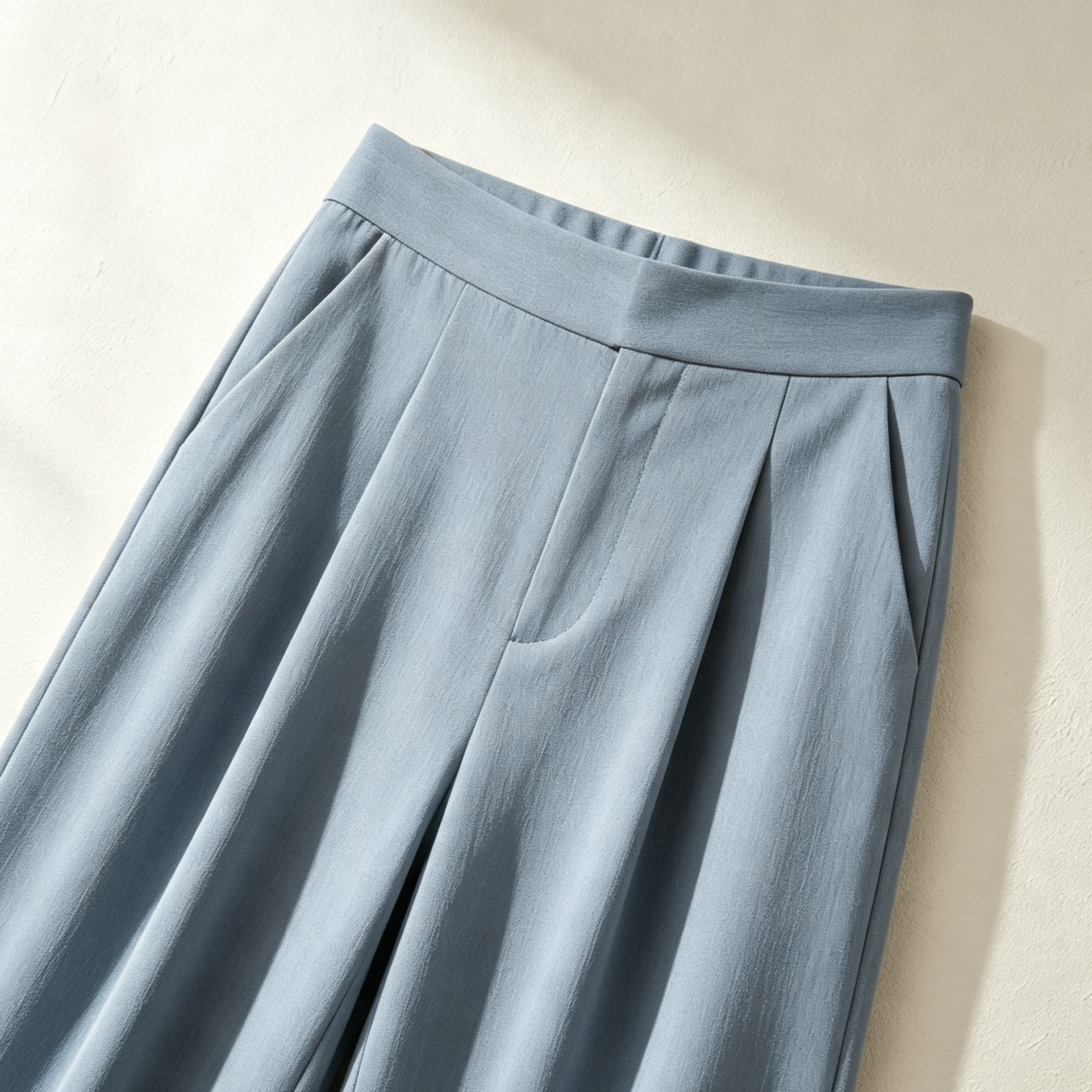 ハイウエストのワイドレッグパンツ
