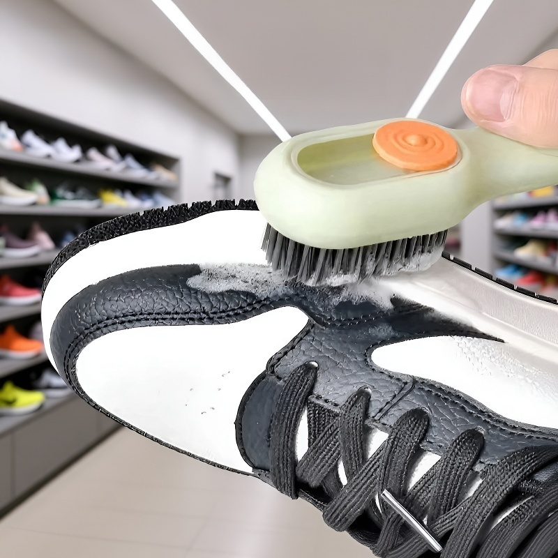 신발 솔로 깨끗하게 세척하는 모습