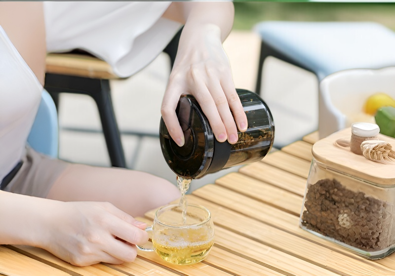 다양한 각도에서 본 트리플 원 커피잔