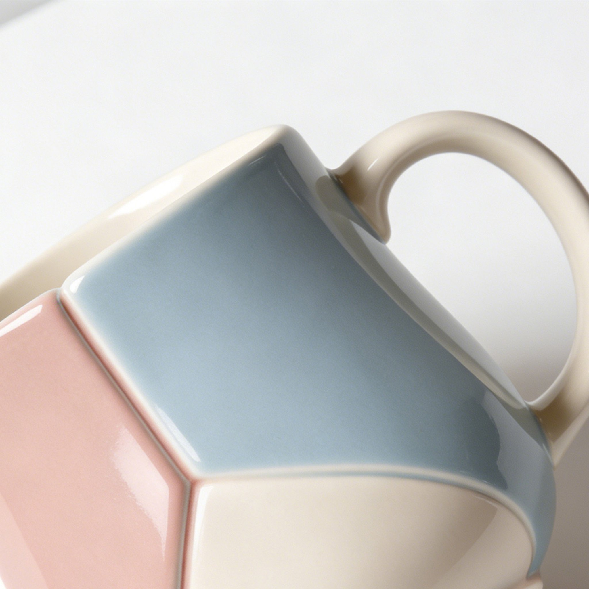 세련된 디자인의 세라믹 컵 3개