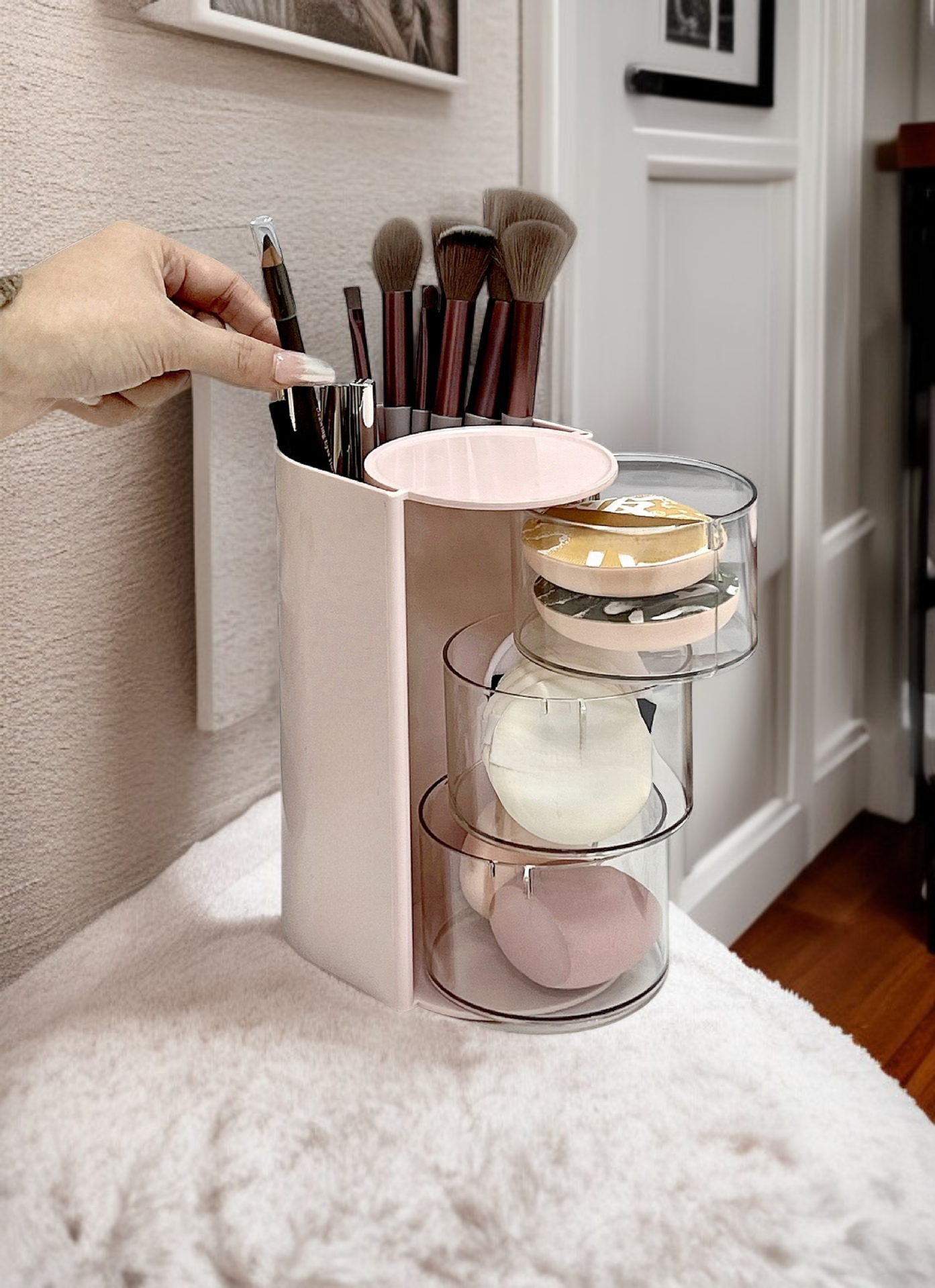 화장대에 놓인 파우더 퍼프 보관함