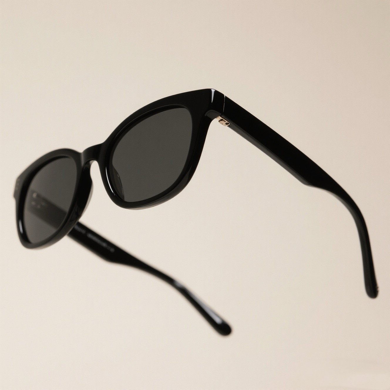 แว่นกันแดดทรงสี่เหลี่ยมและทรงกลม