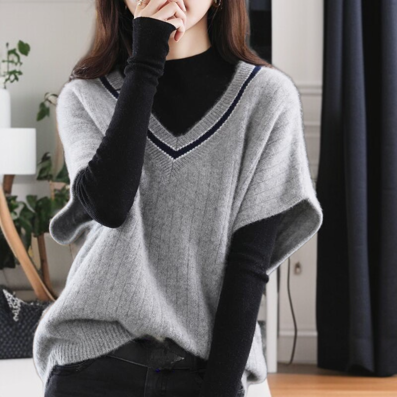 ニットの底の外にゆるいセーターの馬甲女性vネックの肩のセーターの外にゆるい馬甲がついている