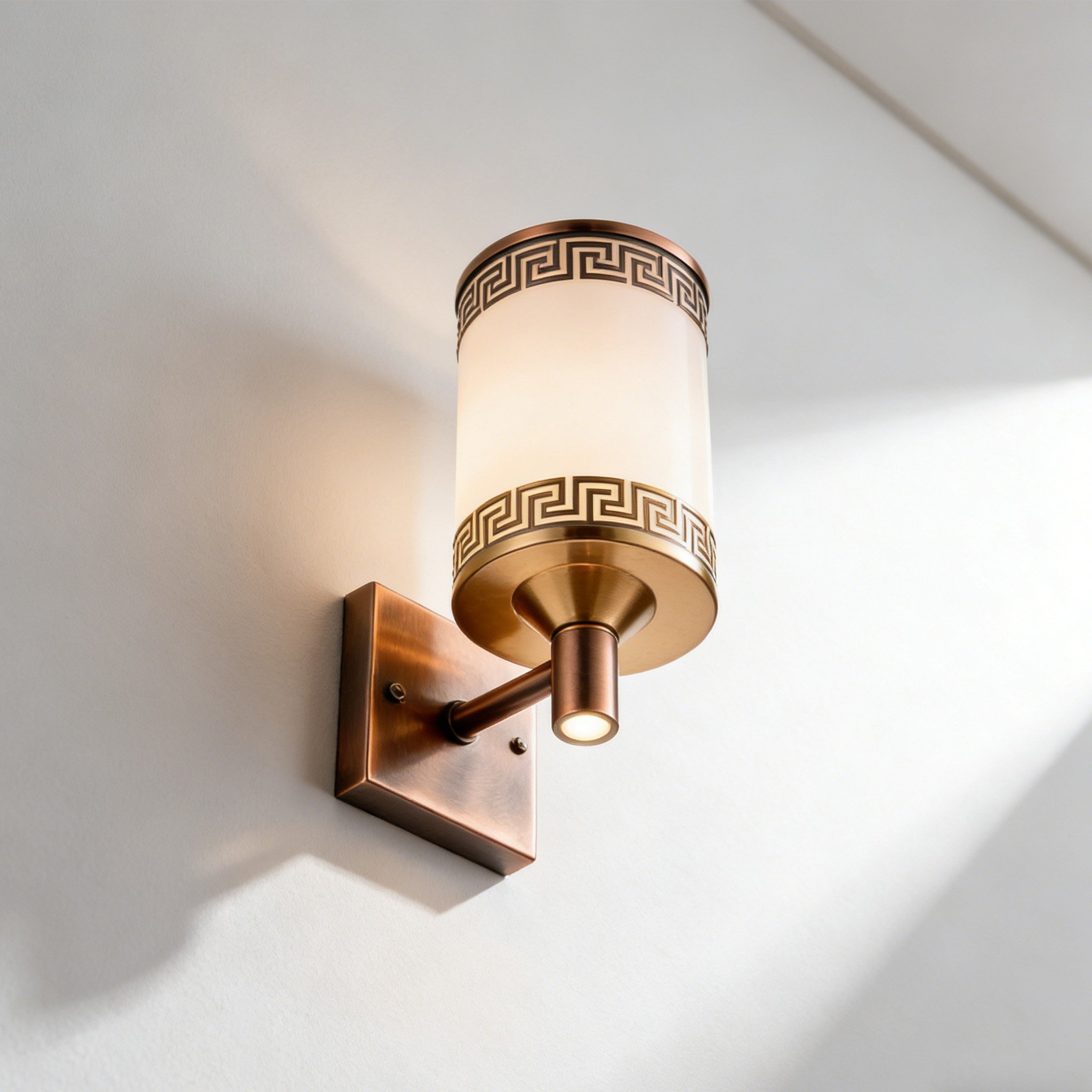 Δημιουργικό φωτιστικό τοίχου σε μοντέρνο σαλόνι