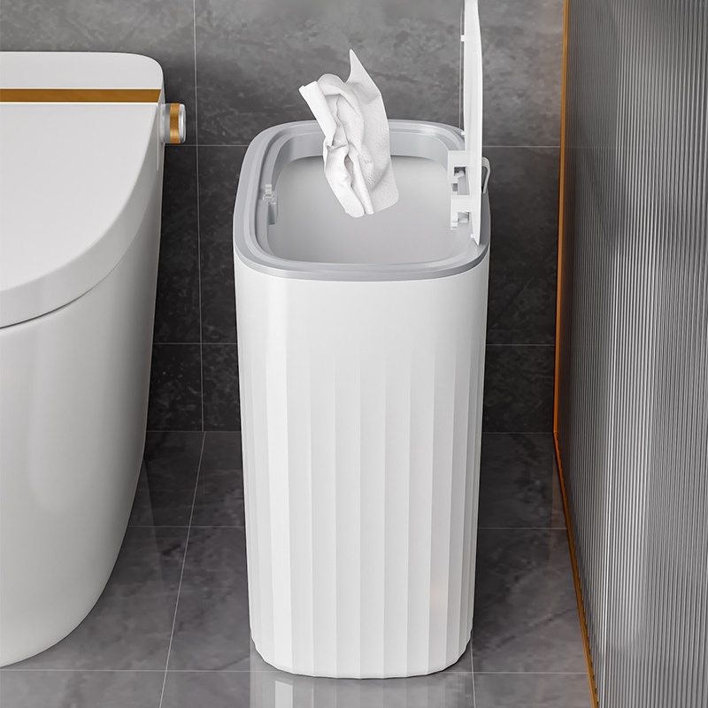 Thùng rác gia dụng dung tích lớn, kiểu dáng đẹp, có nắp đậy.