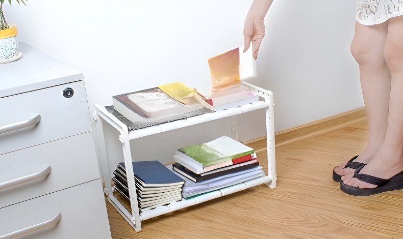 세제와 수세미가 놓인 싱크대 선반