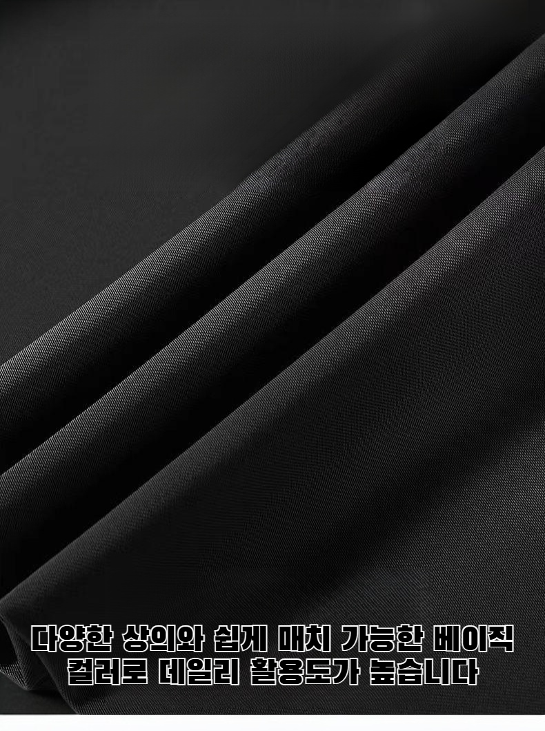 여성 모델이 착용한 플레어 슈트 팬츠