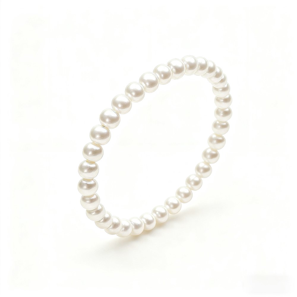 Klassisches Perlenarmband für Damen auf weißem Hintergrund