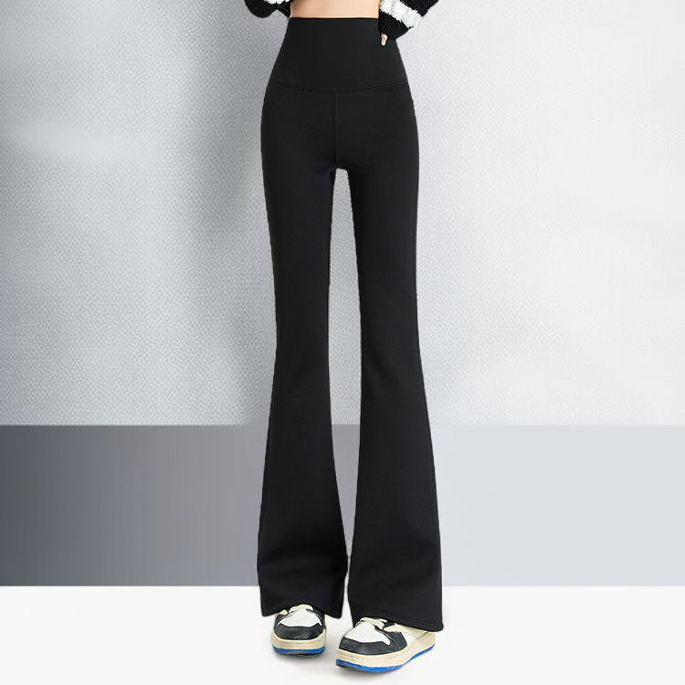 美脚効果のあるフレアパンツ着用例