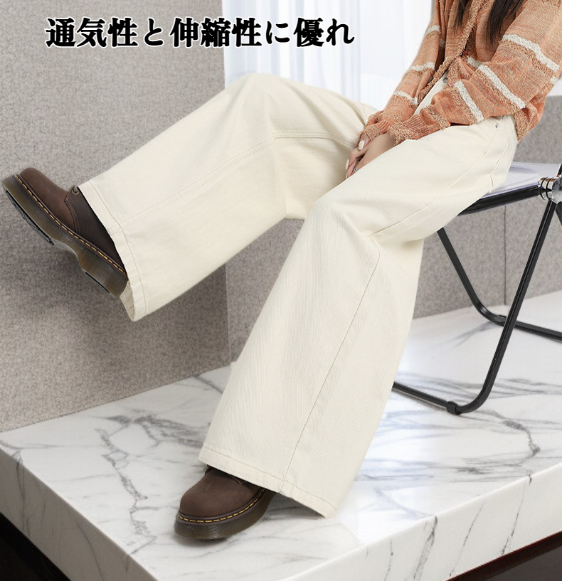 柔らかい素材感が特徴のルーズジーンズ