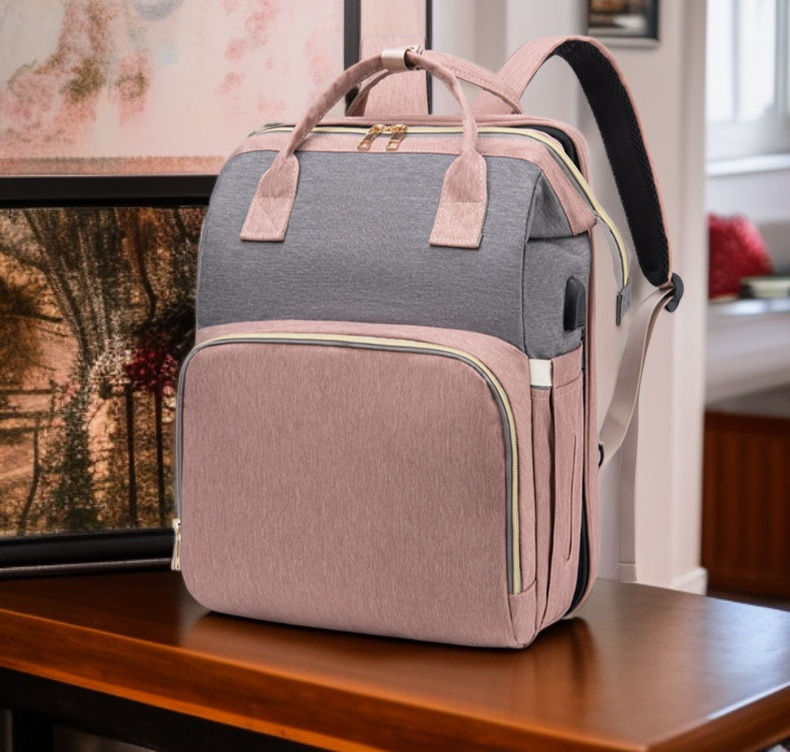 엄마가 착용한 스타일리시한 기저귀 가방