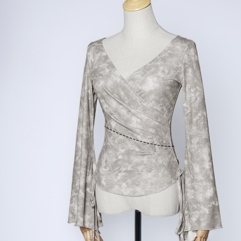 レトロなリボンデザインが特徴的なタイダイ柄の長袖トップス