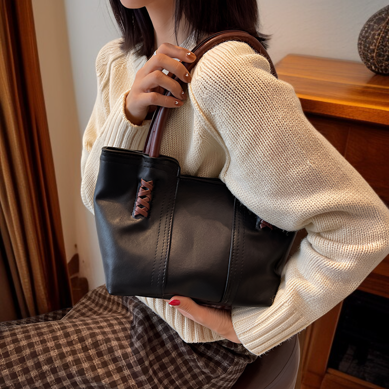 حقيبة نسائية بتصميم عملي وسعة كبيرة