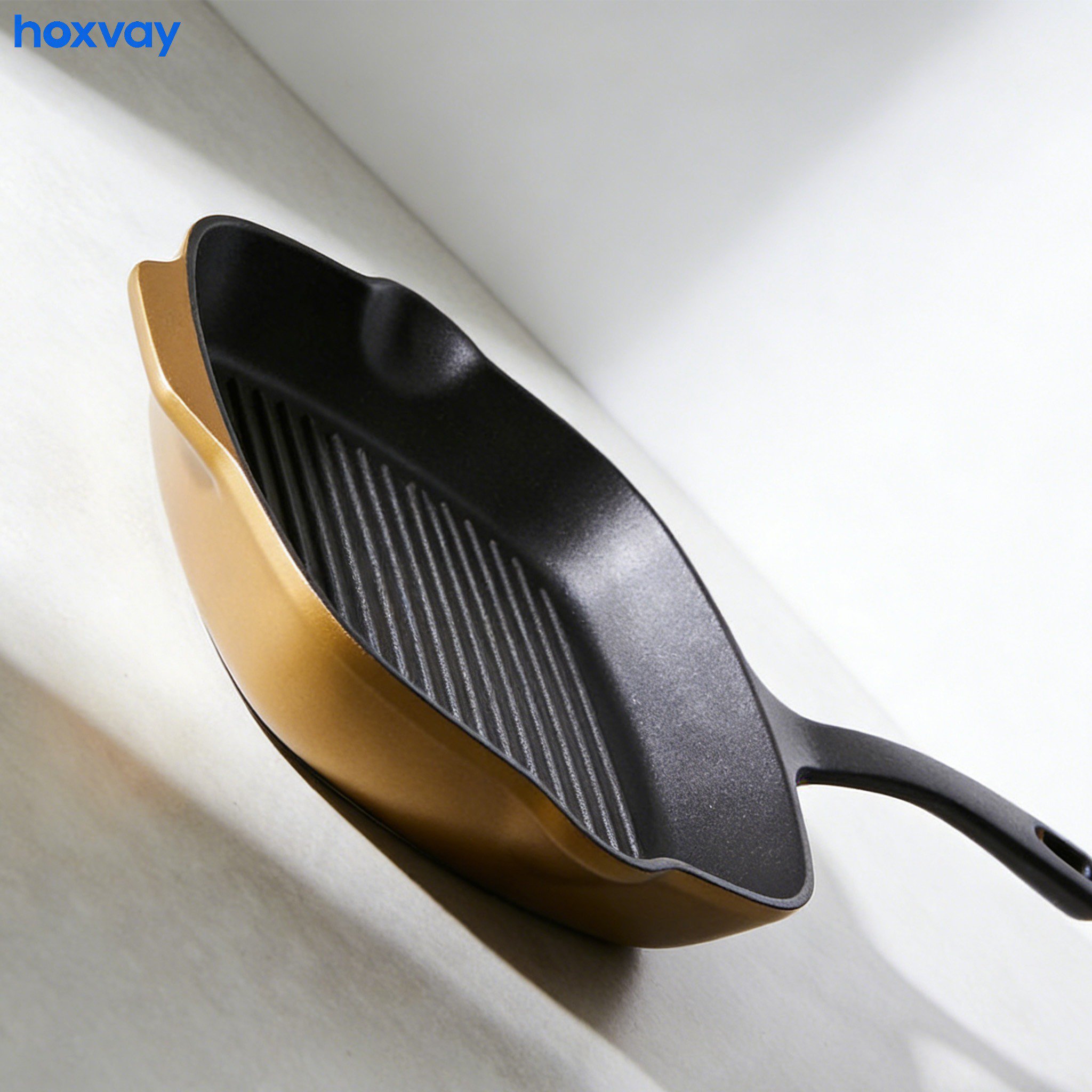 Nonstick breakfast frying pan with ergonomic handle