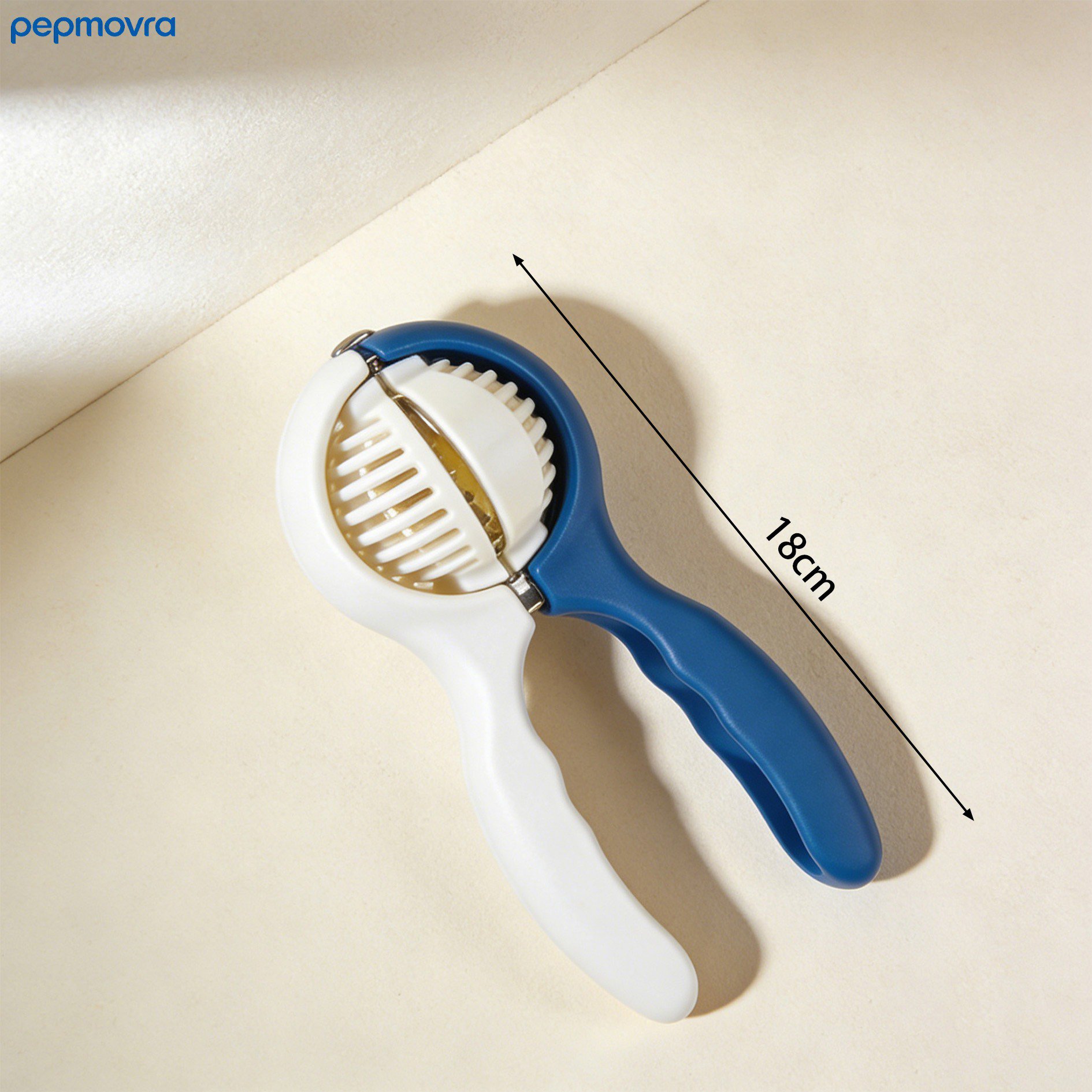 주방에서 마늘 껍질 벗기는 모습
