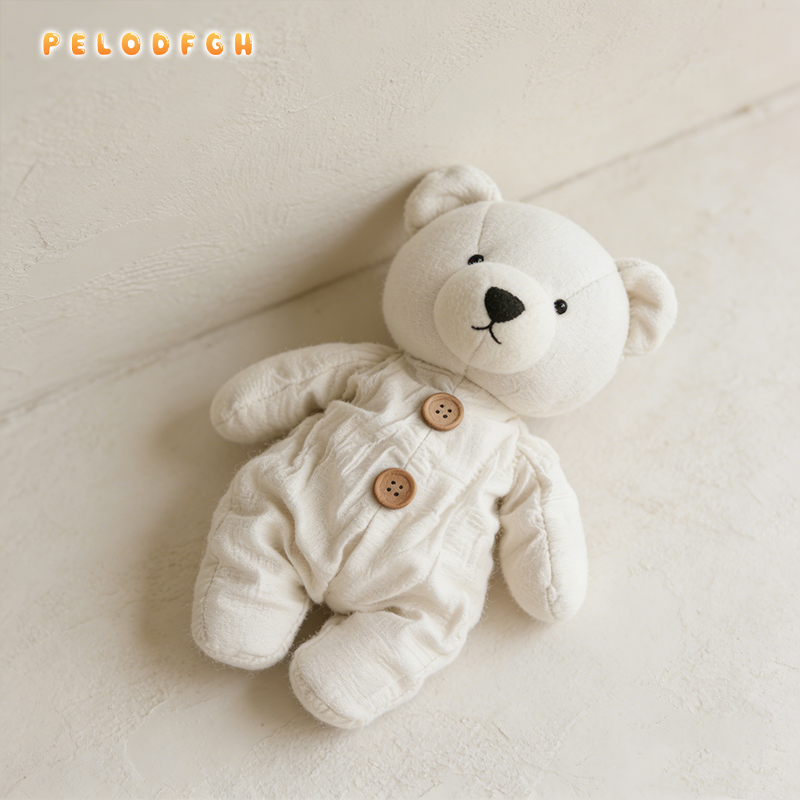 Klasická plyšová panenka medvídek, měkká, šetrná k pokožce a nelíná.