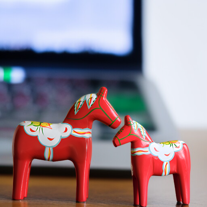 縁起の良い赤い馬インテリア