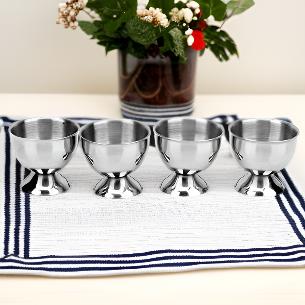 Vierteiliger Edelstahl Eierträger auf Esstisch