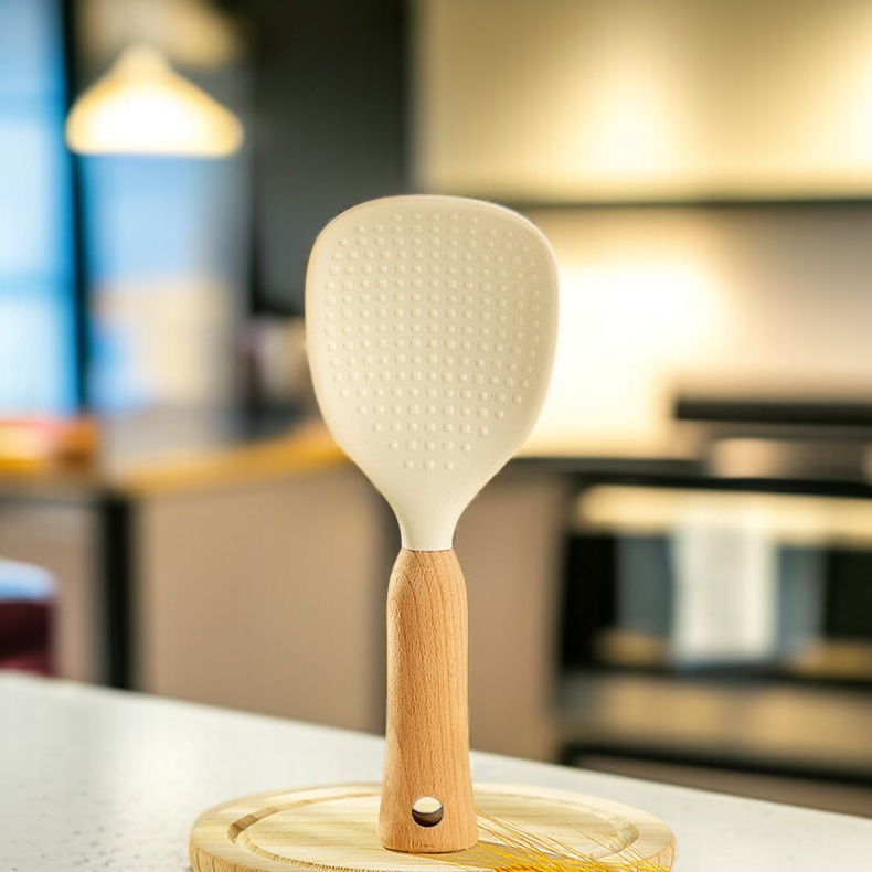 밥이 달라붙지 않는 실리콘 주걱 사용 장면