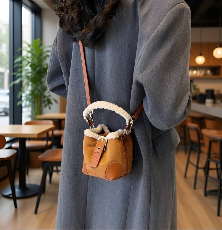 カジュアルにも上品にも使えるミニバケットバッグ