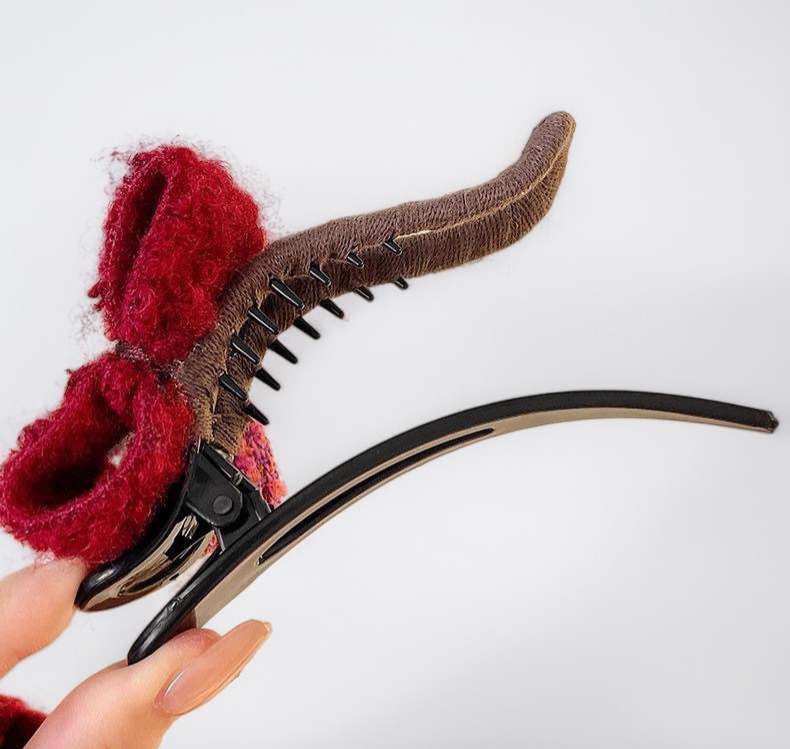 Detalle del lazo de peluche en la pinza para el pelo