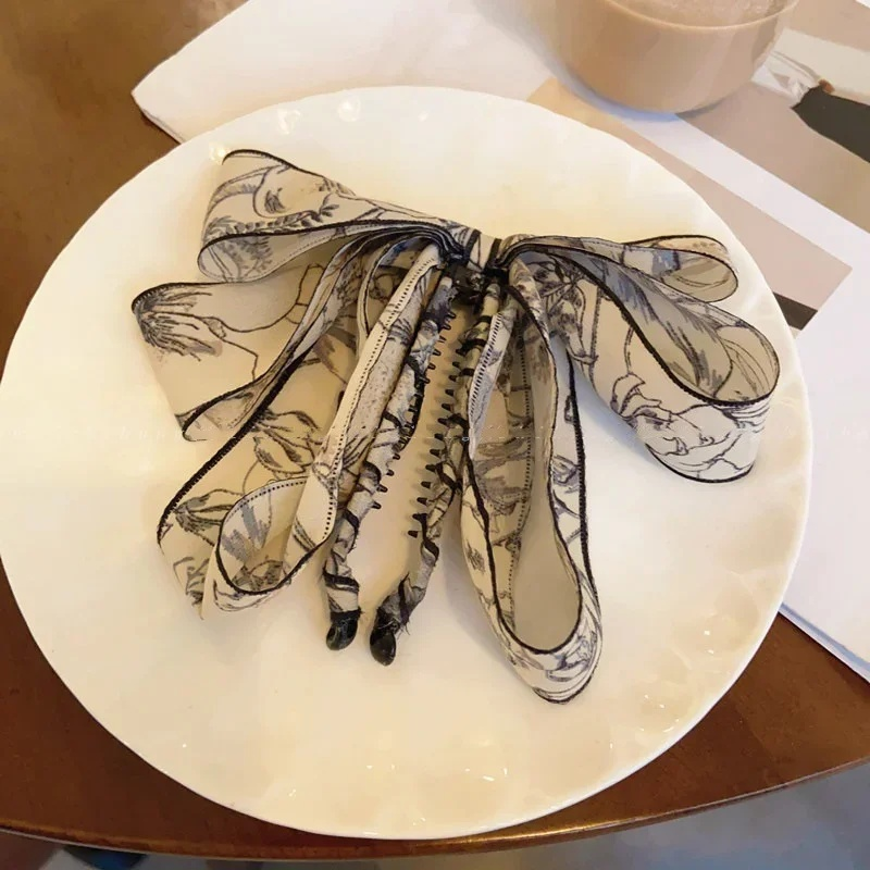 水玉模様のリボンヘアクリップ