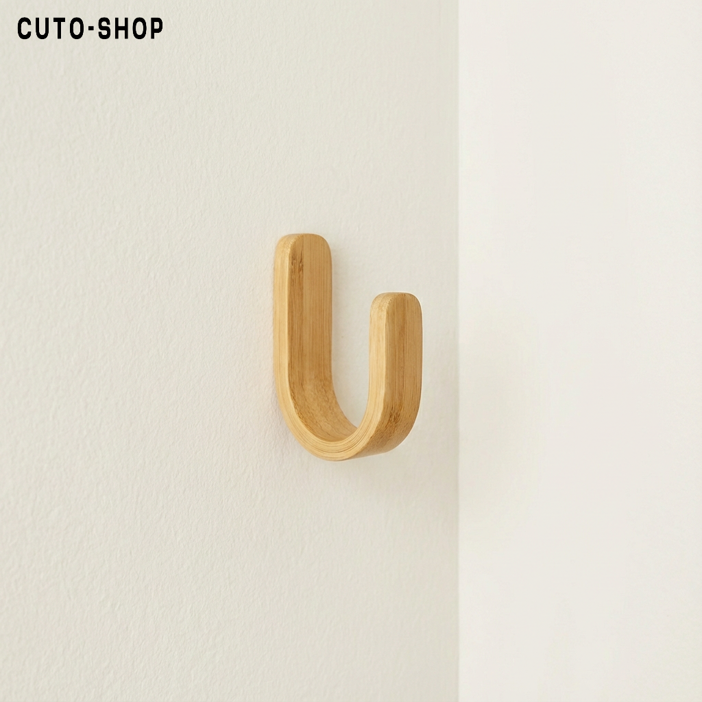 Gancho de bambú natural sosteniendo toallas