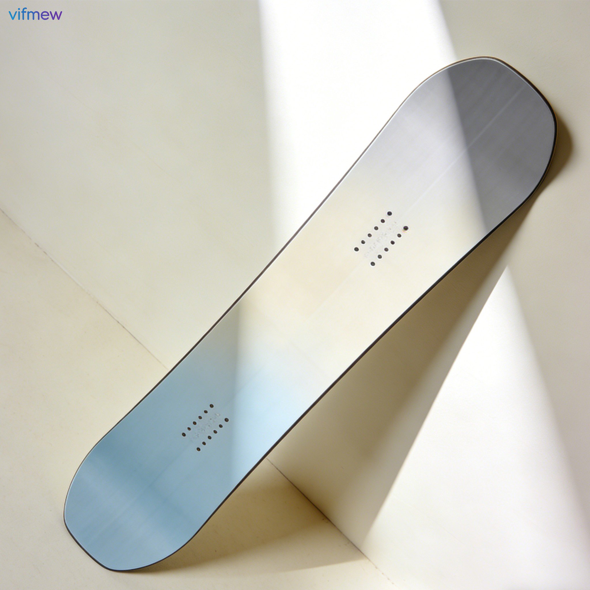 スキー板を使って滑走する人