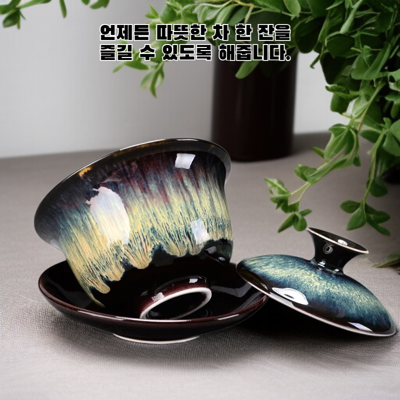 찻잔 뚜껑이 있는 단일 주전자