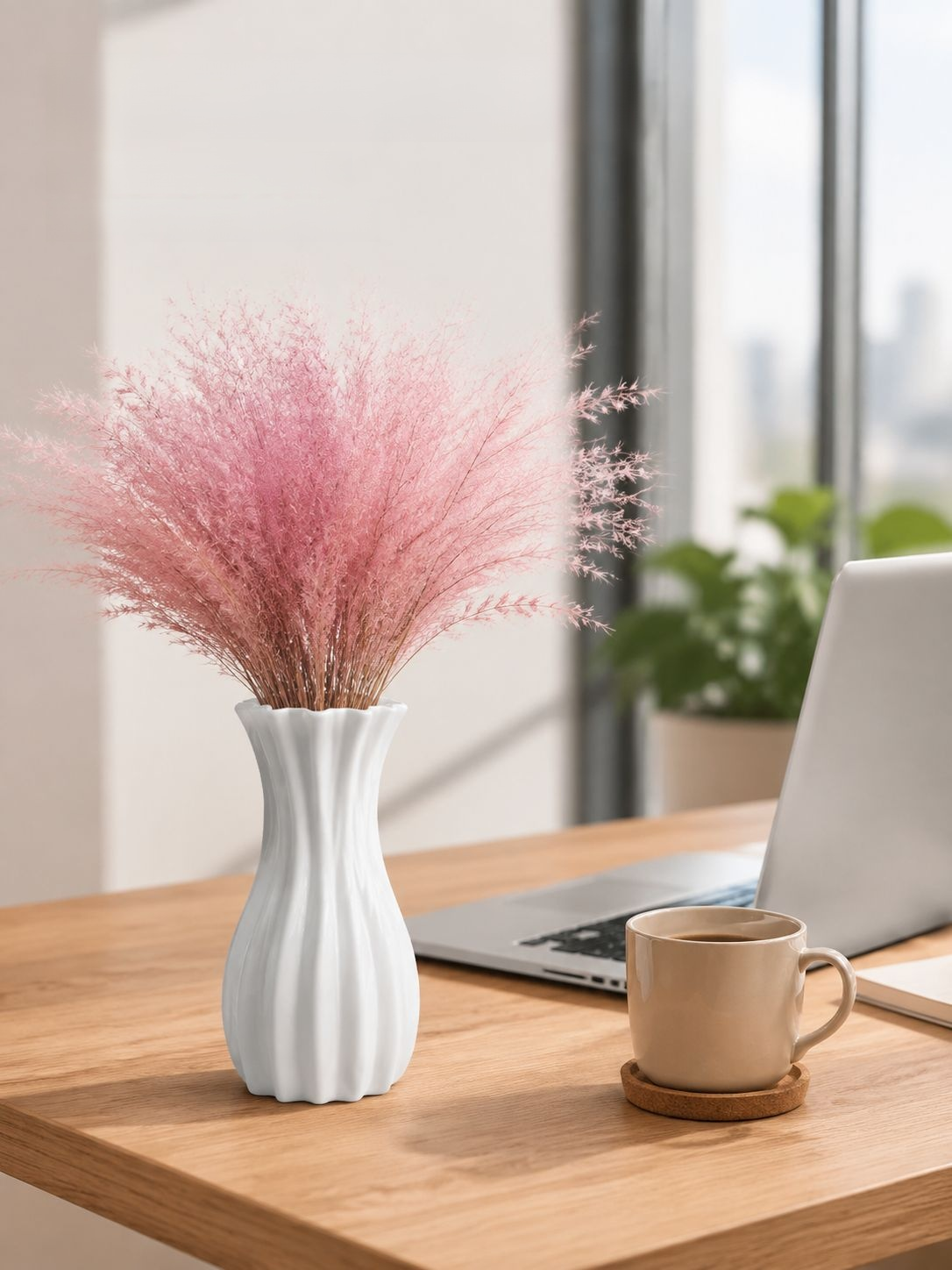 Composition de fleurs artificielles dans un vase sur pied élégant