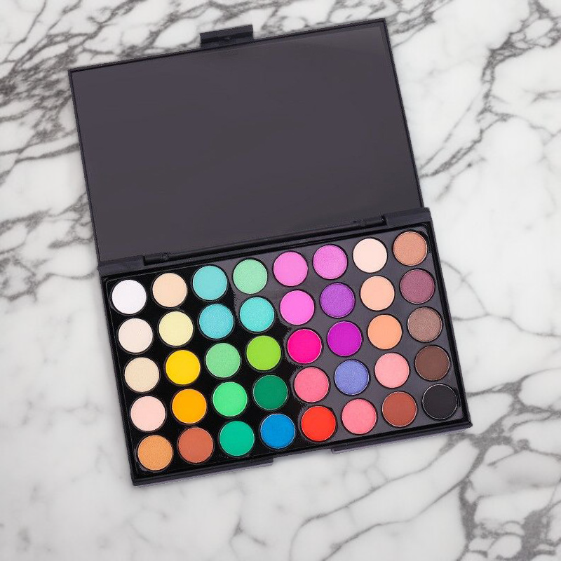 40色のマルチカラーアイシャドウパレット