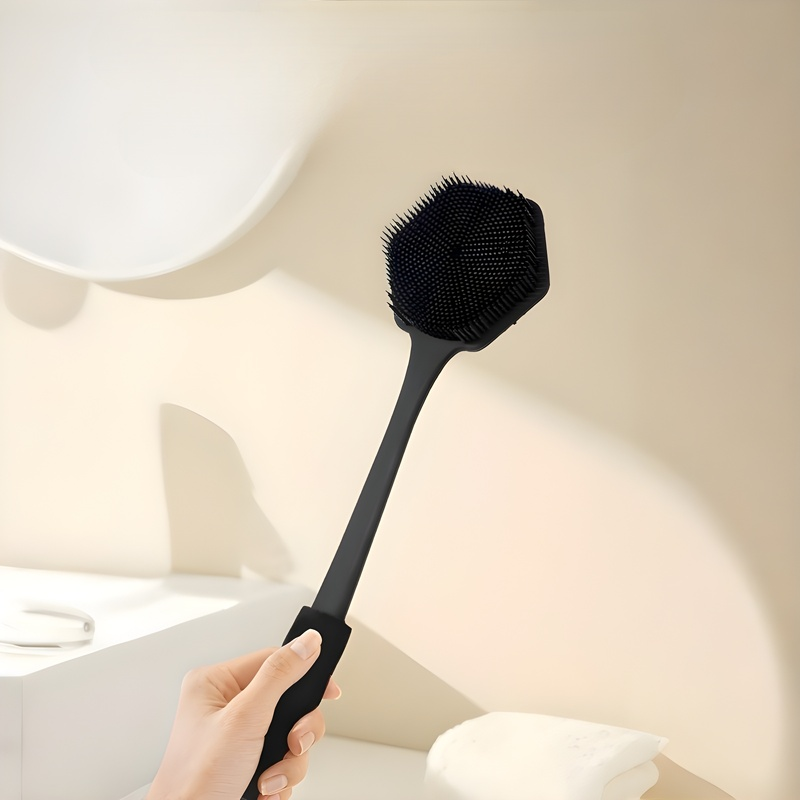 シリコン素材の柔らかさを示す背中ブラシ