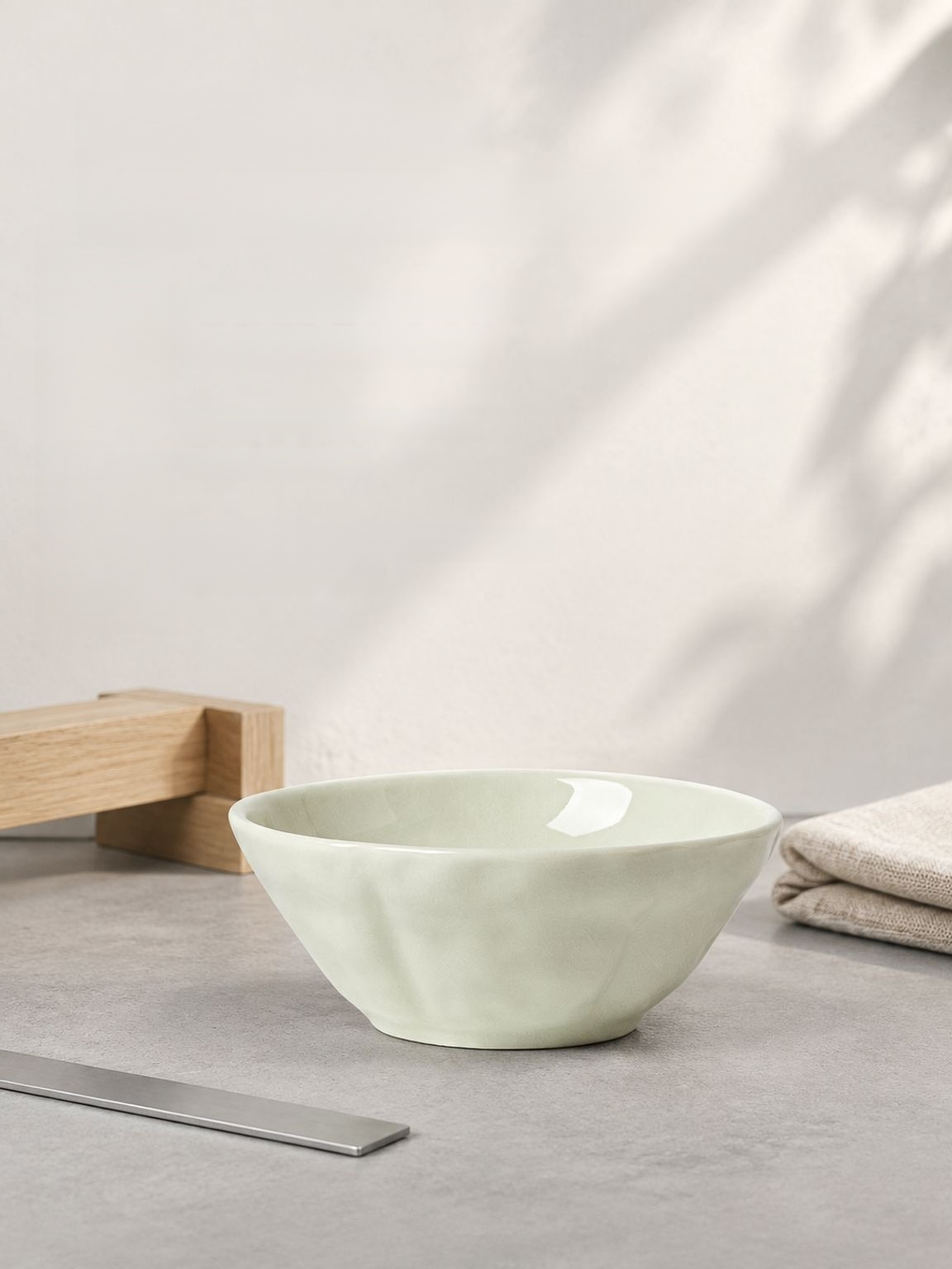 Ceramic ramen bowl with conical shape and underglaze decoration