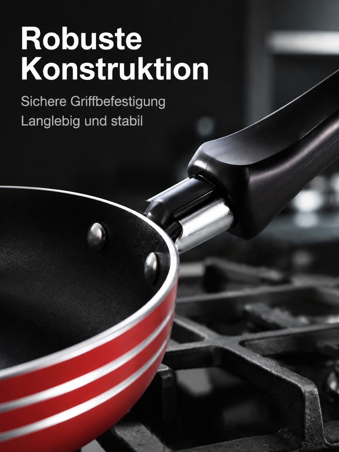 Mini-Bratpfanne mit Frühstück auf dem Tisch