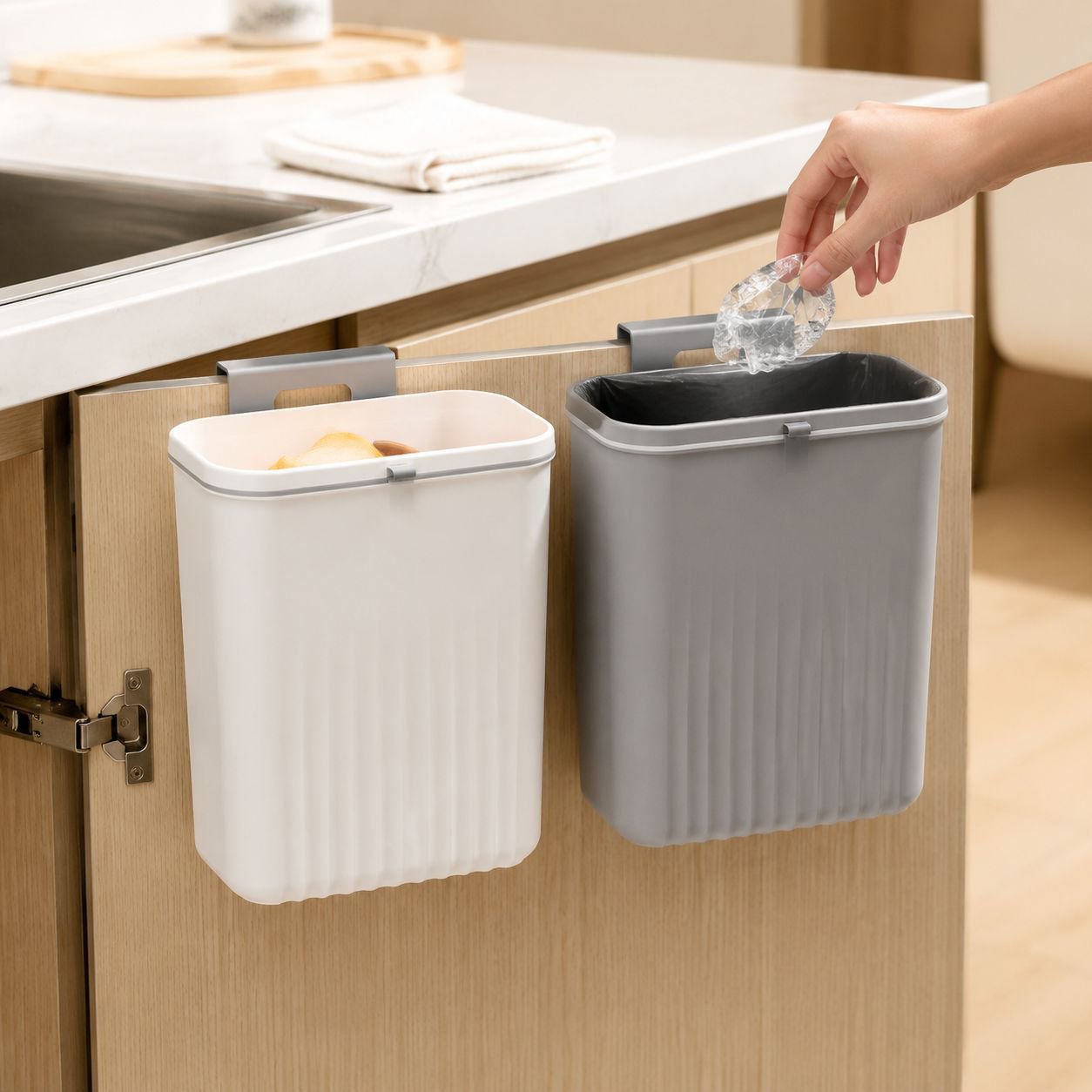 Easy to use sliding lid garbage bin