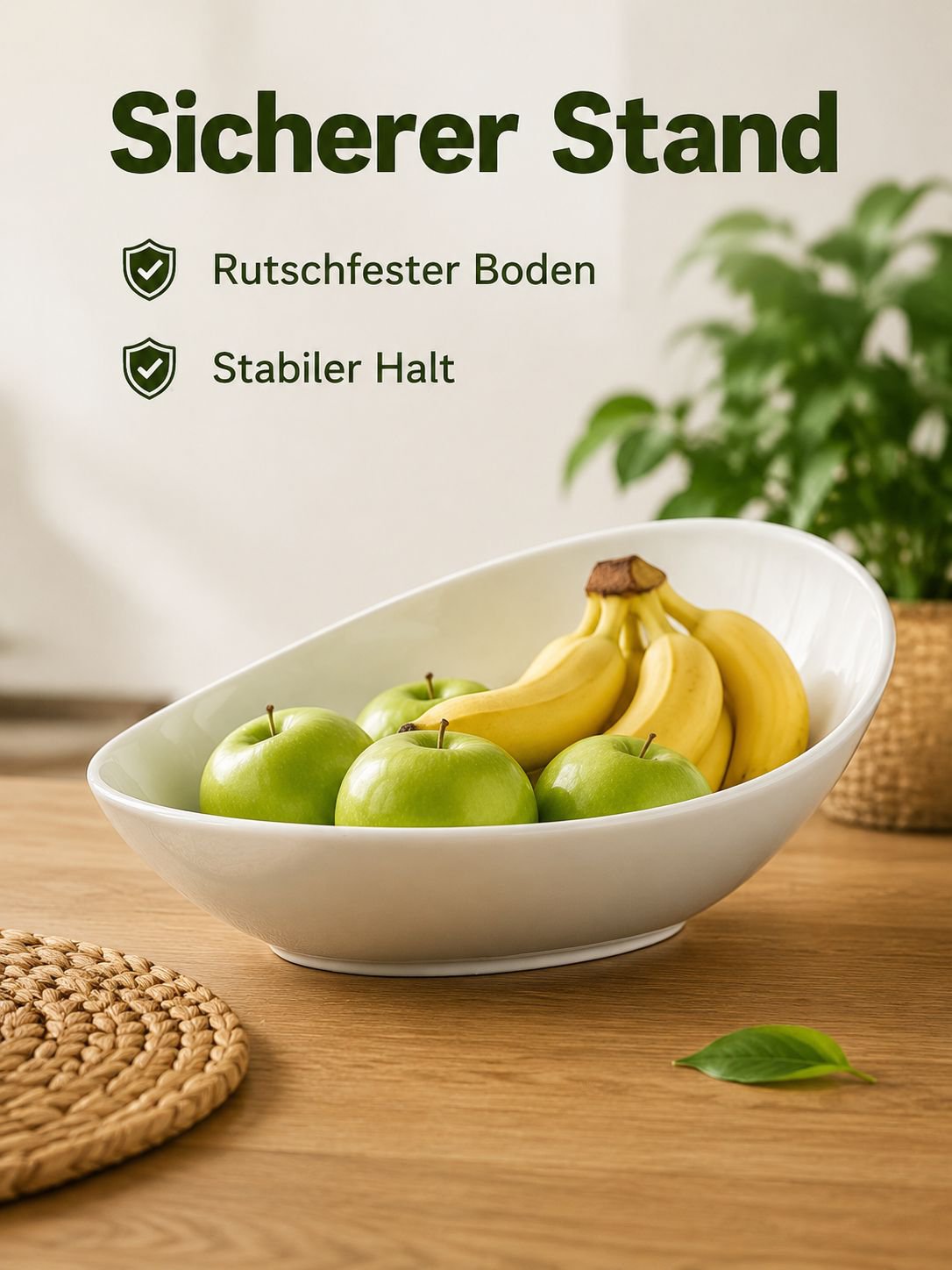 Schräge Schale aus reinweißer Keramik.