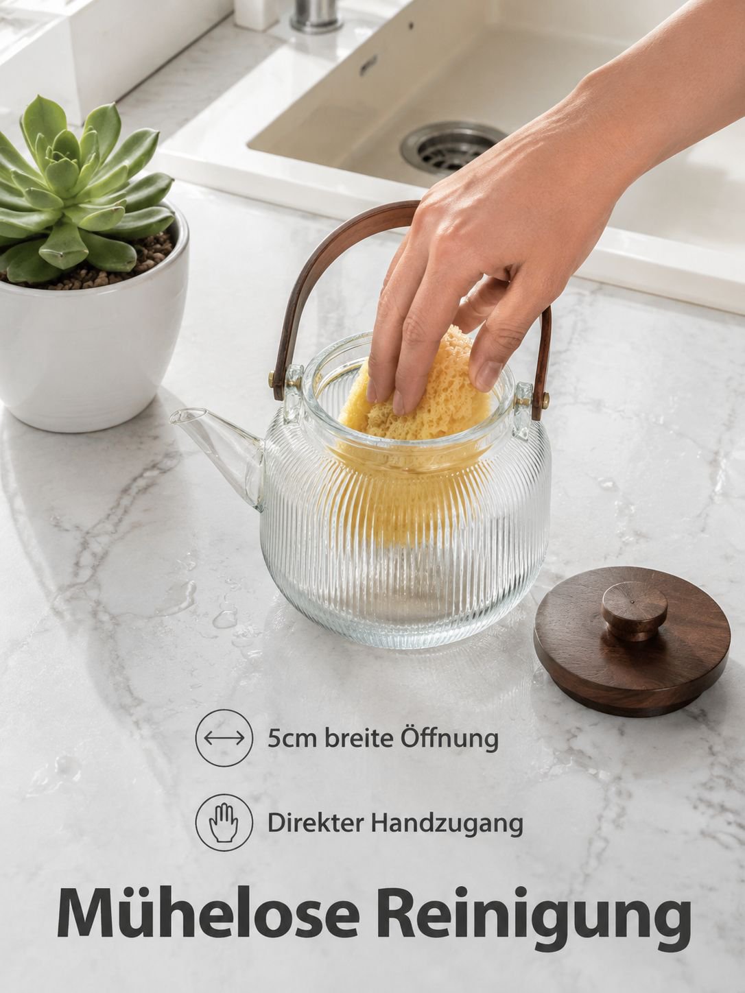 Chinesische Teekanne aus transparentem Glas mit Henkel