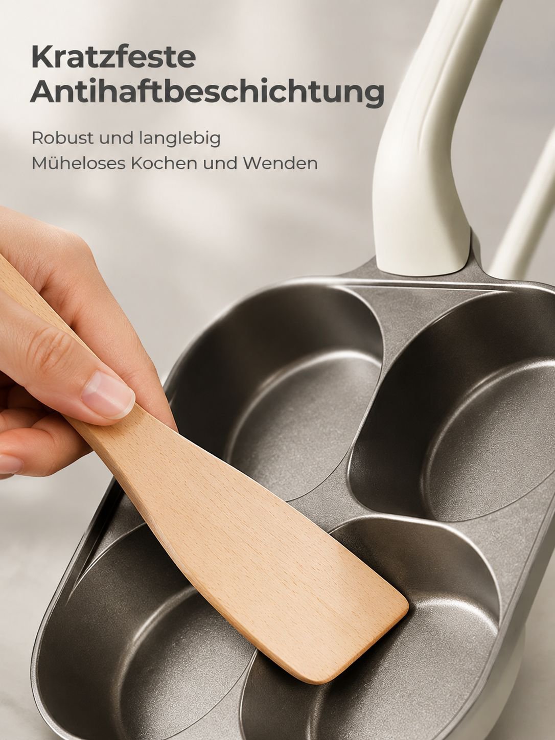 Keramik-Eierpfanne auf Herdplatte mit Frühstückszubereitung